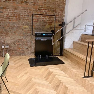 Ascendor_PLG7_special-stanchions_special-color_black