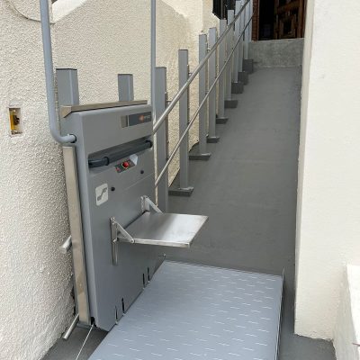 Ascendor_PLG7_stanchion-mounting-left_folding-seat_3