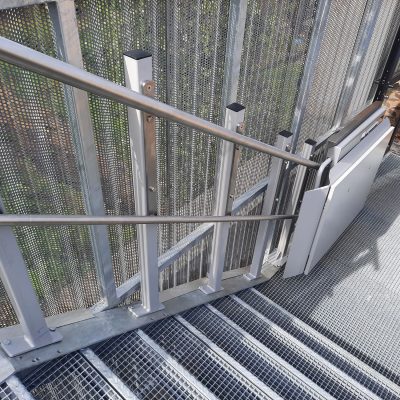 Ascendor_PLG7_stanchion-mounting-right_1