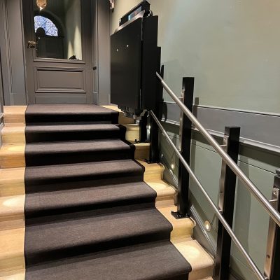 Ascendor_PLG7_stanchion-mounting-right_special-color_special-stanchions_1