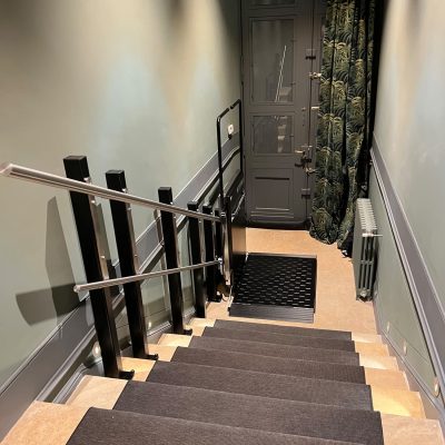 Ascendor_PLG7_stanchion-mounting-right_special-color_special-stanchions_2