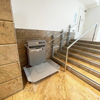 Ascendor_PLT_stanchion-mounting-left_front-mounted-access-ramp